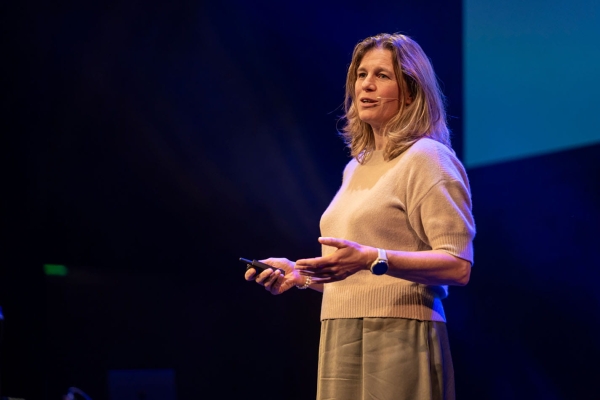 Eventfotograaf tijdens de Avond van de Chemie in theater De Vereeniging te Nijmegen
