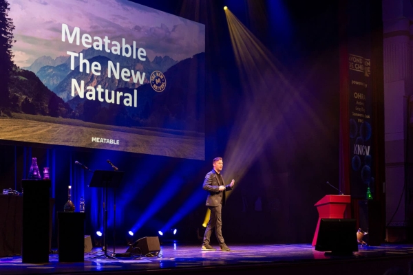 Eventfotograaf tijdens de Avond van de Chemie in theater De Vereeniging te Nijmegen