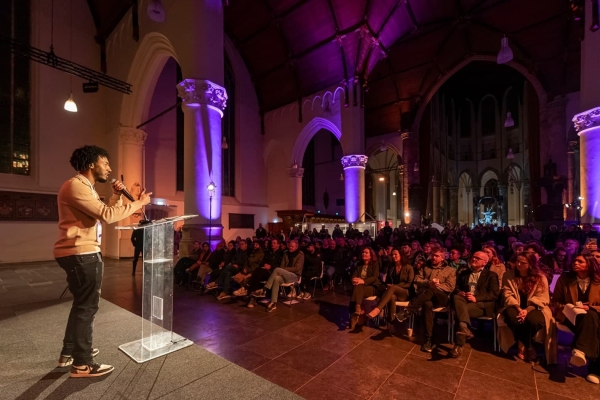Eventfotograaf bij opening van expositie Velig Samen Leven in de Grote Kerk in Den Haag